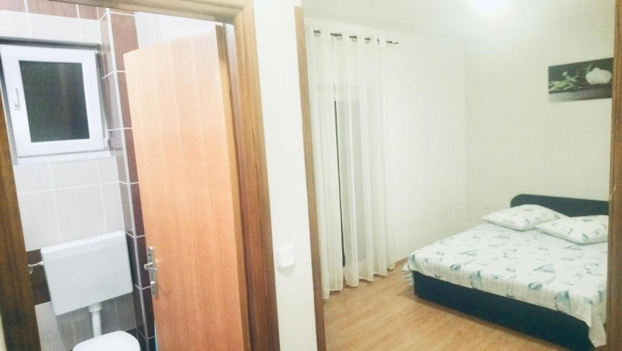 Apartmani Niko 1 Radovin Esterno foto