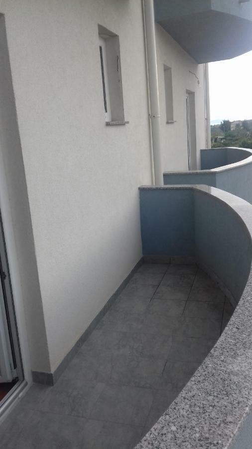 Apartmani Niko 1 Radovin Esterno foto
