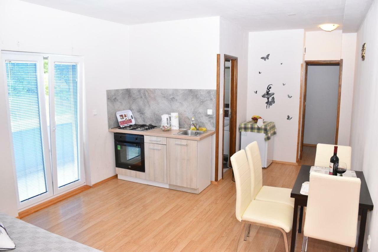 Apartmani Niko 1 Radovin Esterno foto
