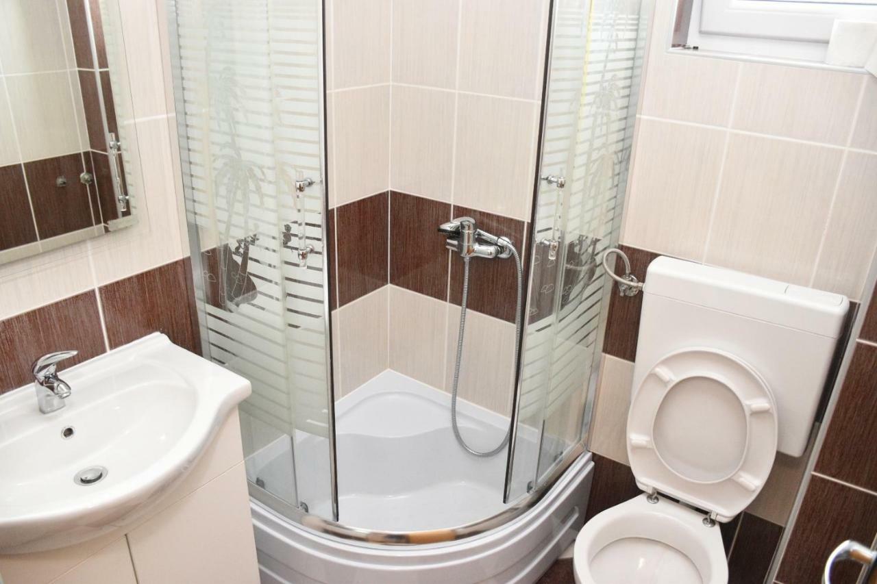 Apartmani Niko 1 Radovin Esterno foto